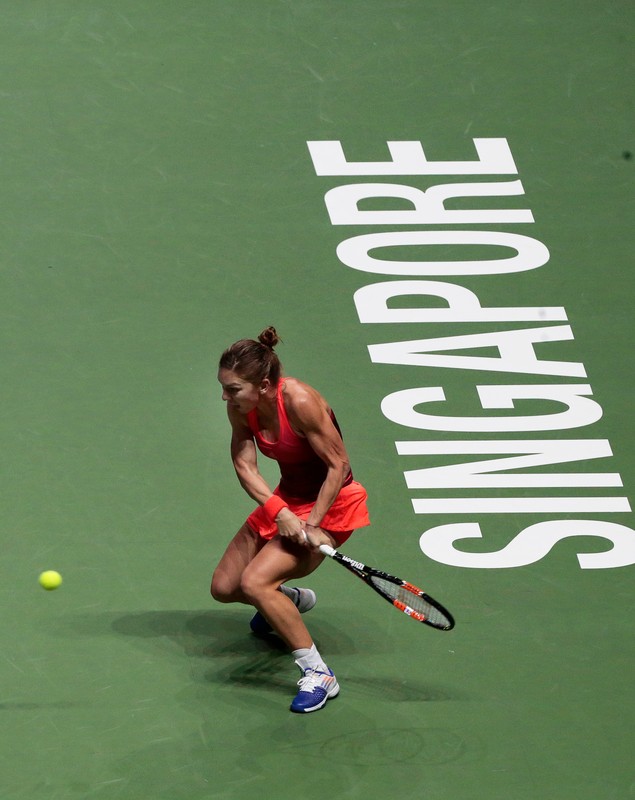 TURNEUL CAMPIOANELOR. Simona Halep, învinsă a șasea oară (din 6!) de Maria Șarapova! Pe româncă n-a ajutat-o nici măcar antrenorul Darren Cahill! Ar fi putut fi a 50-a victorie pentru numărul 2 WTA în 2015! Partida din Grupa Roșie a avut schimburi spectaculoase, în mare viteză! Calificarea în semifinale, în pericol! BLOG&VIDEO&FOTO