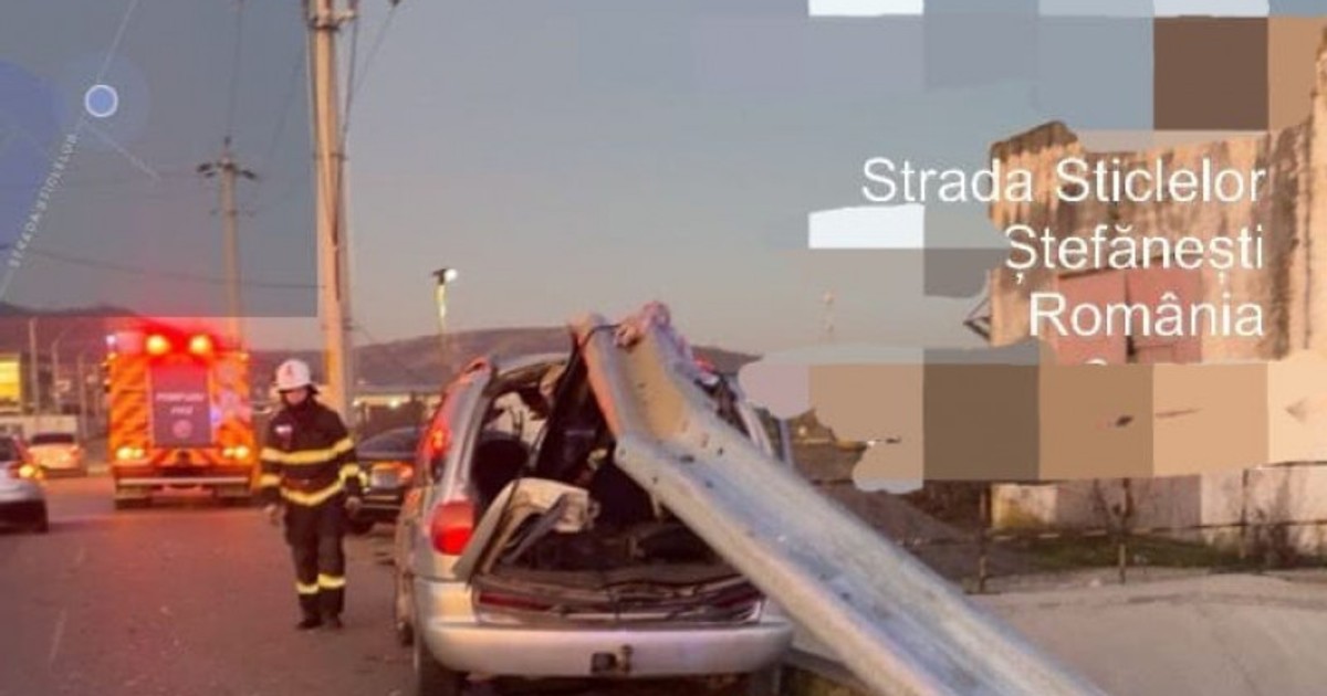 masină străpunsă de un parapet metalic