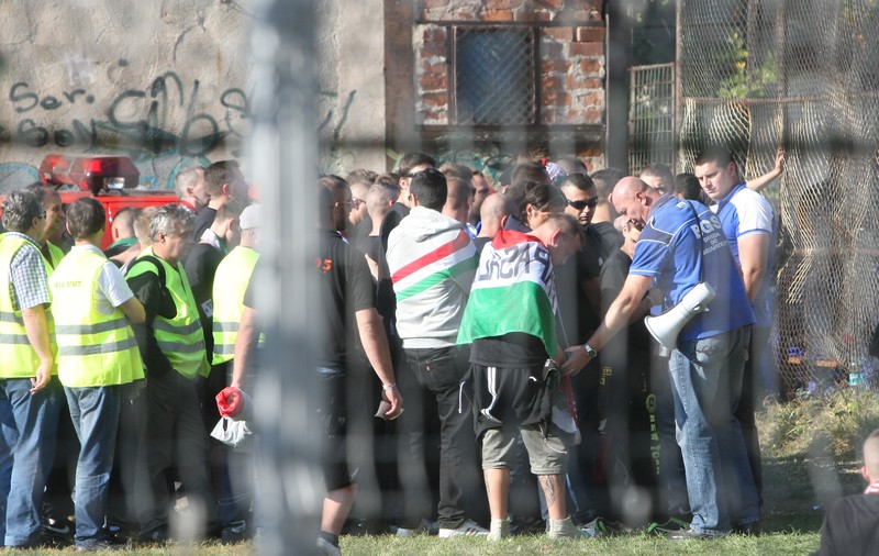 GALERIE FOTO / Suporterii maghiari sunt păziţi de poliţişti, la fan-zone-ul de la Electroaparataj