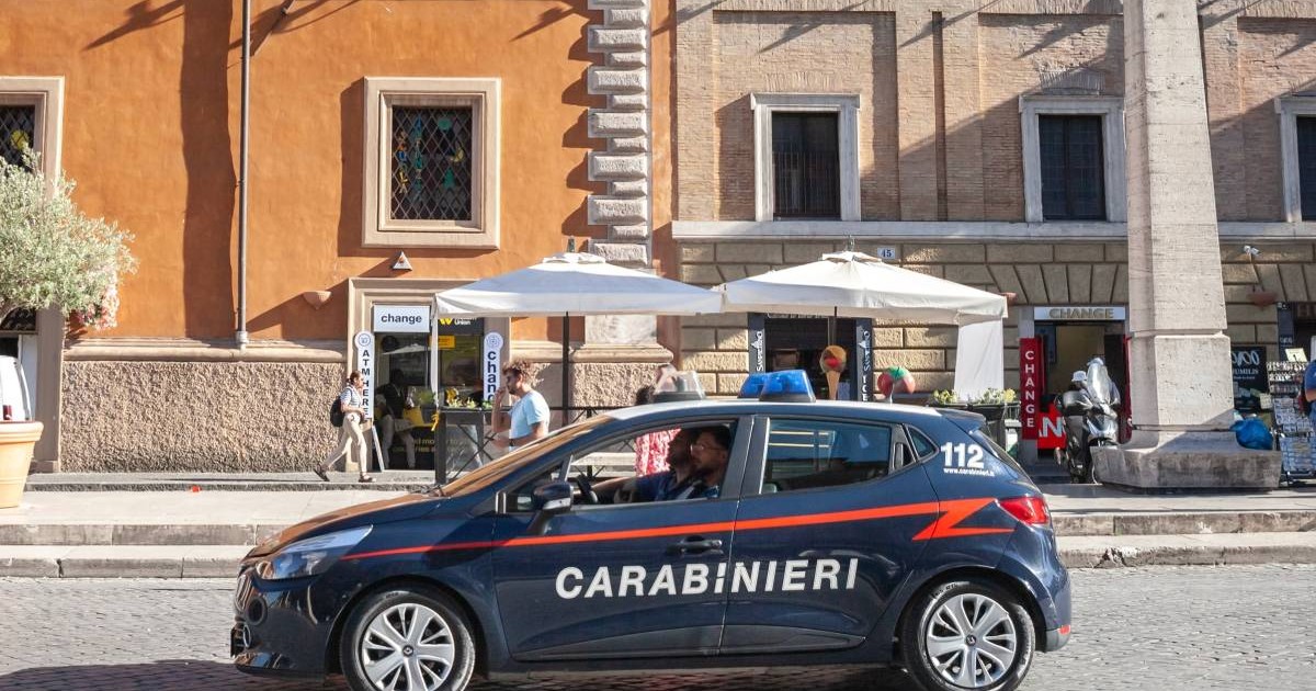 O mașină în care sunt doi carabinieri se deplasează spre o intervenție, în centrul unui oraș din Italia