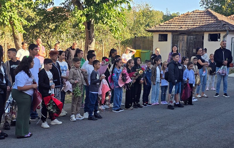Elevi în fața scolii din Măguri