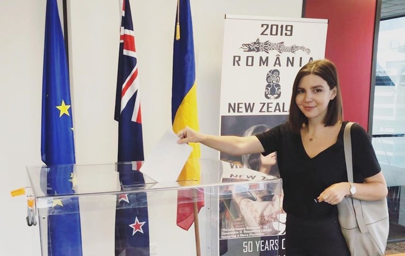 Interviu cu arhitecta Mădălina Ghibuși, primul român care a votat la alegerile prezidențiale 2019: ”Țara mea m-a pregătit pentru ce e mai rău, învățându-mă să lupt”