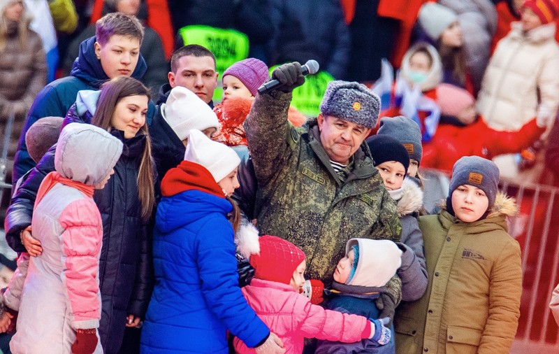 Cine e adolescenta care a urcat pe scenă, la concertul pro-război al lui Putin. „Ceea ce i se face e pur și simplu inuman”