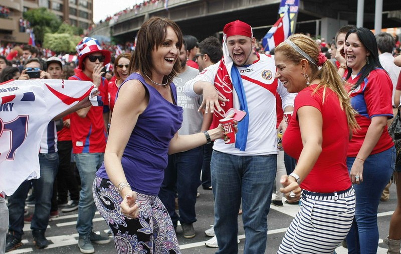 FOTO / Costa Rica e paralizată înaintea meciului cu Grecia. Berea curge pe străzi