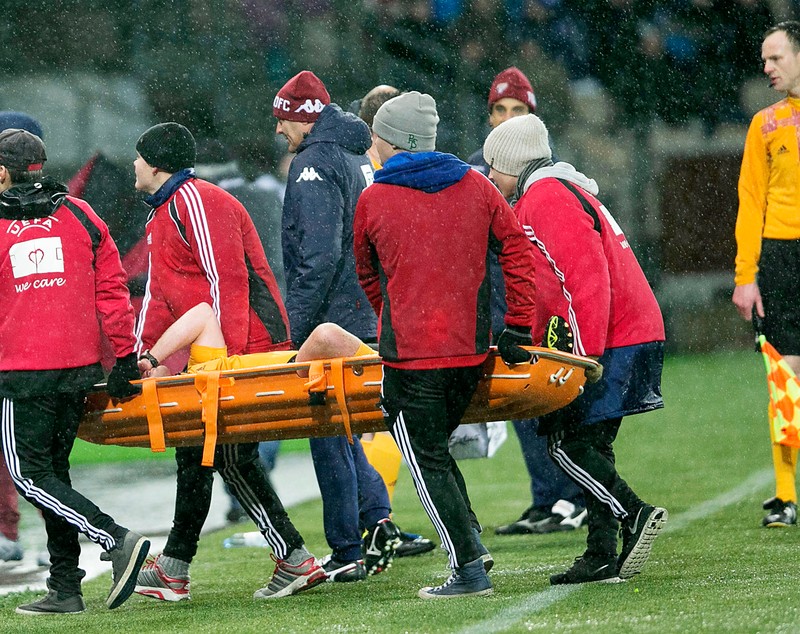 GALERIE FOTO / Arbitru, scos pe targă în timpul meciului HJK Helsinki - Torino, din Liga Europa! 