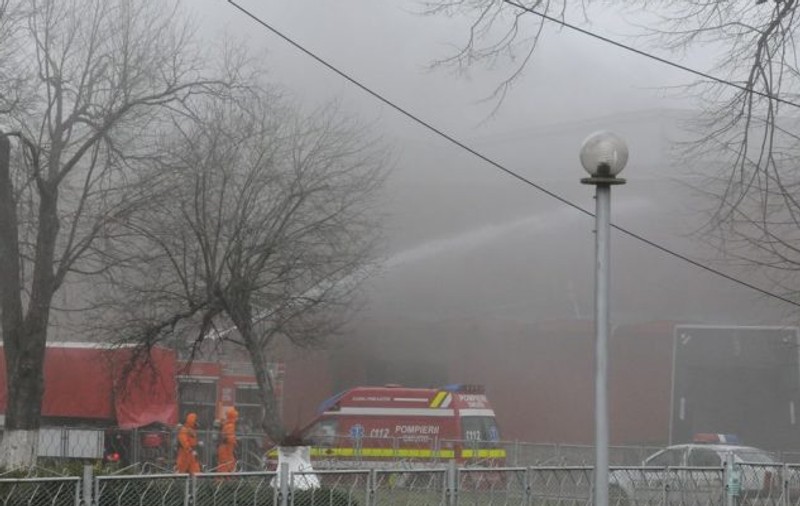 UPDATE | Pericol de explozie la fabrica de mezeluri din Bacău cuprinsă de incendiu