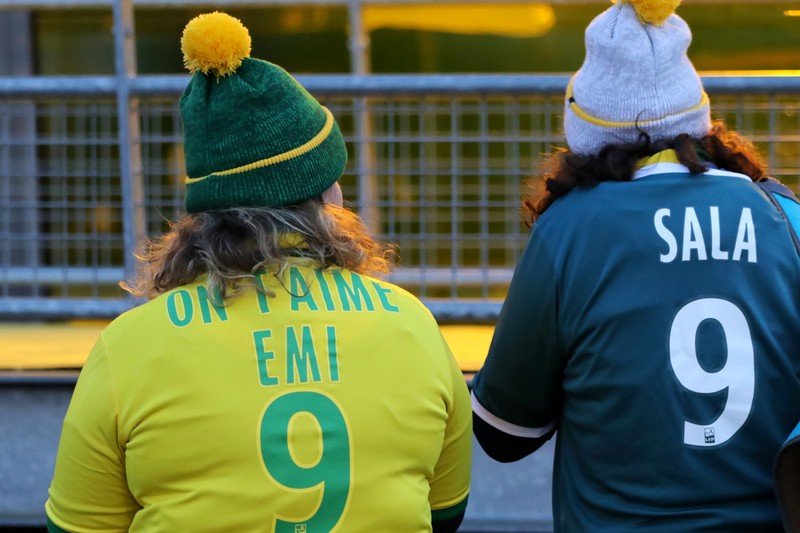 epa07332000 FC Nantes supporters display tributes on the grids of the stadium for Argentinian soccer player Emiliano Sala, ahead of the French League 1 soccer match between Nantes and Saint Etienne at the La Beaujoire stadium in Nantes, France, 30 January 2019. Emiliano Sala went missing on 21 January 2019 after a light aicraft he was travelling in from Nantes to Cardiff disapeared over the English Channel. EPA-EFE/EDWARD BOONE