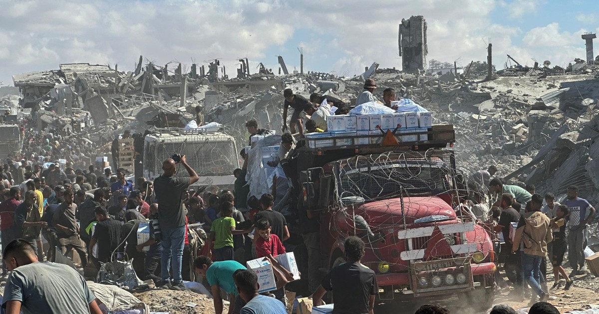 Palestinienii au înconjurat camioanele de ajutor umanitar, care au intrat în cele din urmă în Gazaa Foto: Profimedia