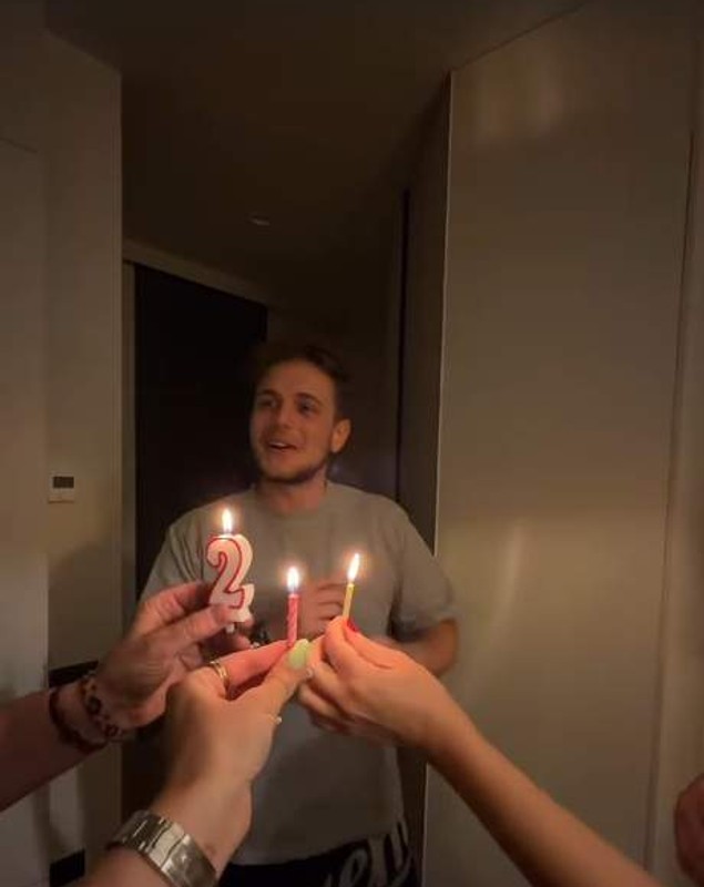 Aris Eram, fiul Andreei Esca, a împlinit 22 de ani. Cum l-a surprins familia lui la miezul nopții. „Regele meu Leu”