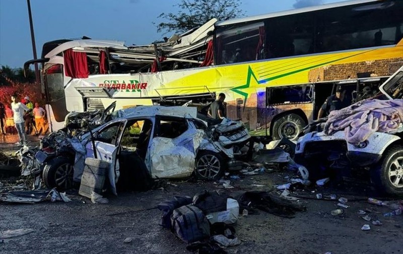 Zece morți și 39 de răniți într-un accident în lanț, pe o autostradă din Turcia. Un autocar s-a răsturnat peste două mașini mici și a lovit un TIR
