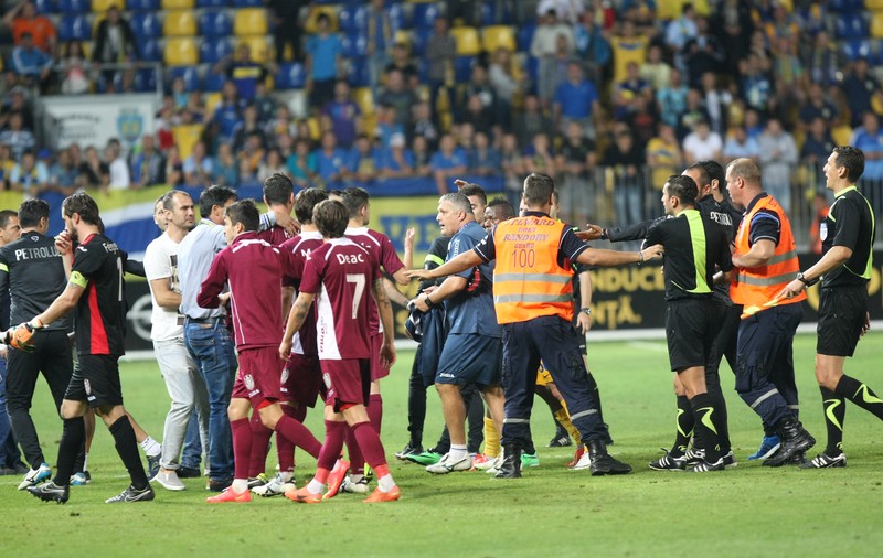 Lungul șir de nenorociri. Arbitrul a vrut să se arunce de la etaj în 2008! Verdict: Colțescule, ori la la Spitalul 9, ori retrage-te, tată! ^”La Giurgiu s-a operat cu barda! E deja problema medicilor. A avut mai mulți sponsori, nu unul!”