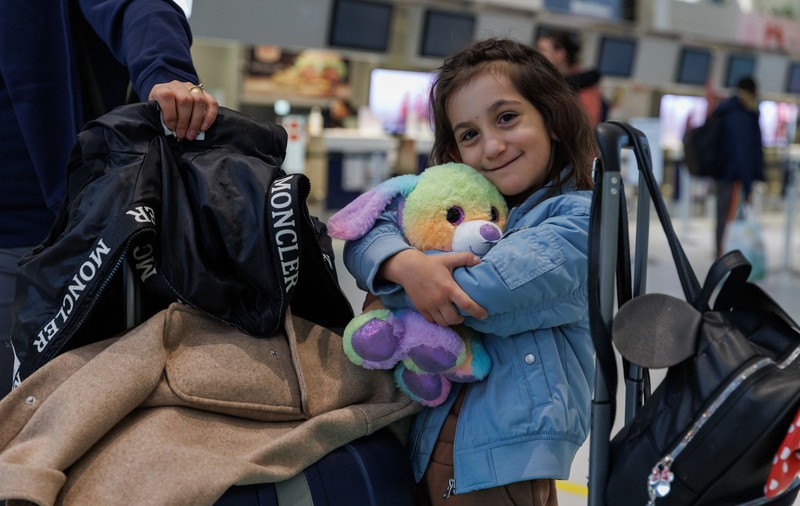 Medeea s-a întors acasă și este bine, după operația pe inimă în Italia. „Când am ajuns, ne-a așteptat un nou membru al familiei”