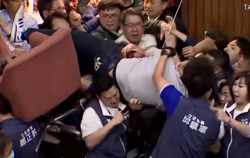 Deputații din Taiwan s-au bătut în Parlament. Momentul care a declanșat haosul | VIDEO