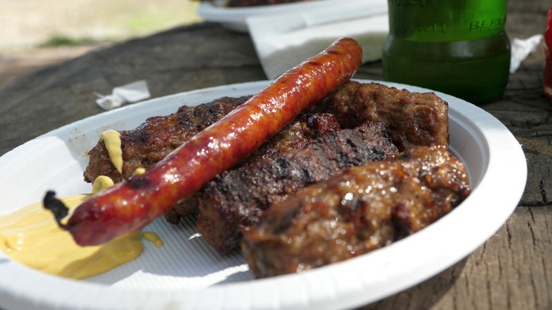 La 5 mici, cârnatul nu e opțional.