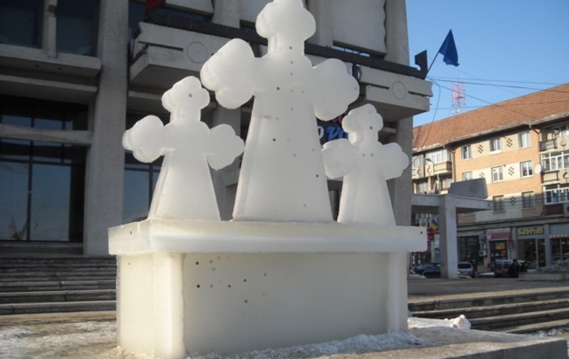 FOTO/ Tradiția crucilor de gheață de Bobotează din zona Sucevei depășește un secol. Dorințele se îndeplinesc dacă nu cade moneda lipită de crucea din gheață