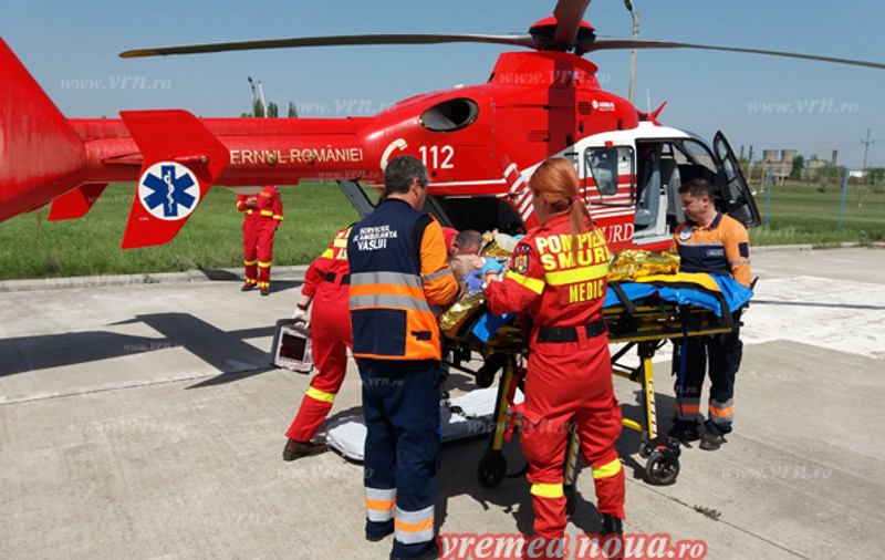 Copil rănit în drum spre grădiniță, în județul Vaslui. Lovit de o dubă, băiețelul a fost transportat cu elicopterul la Iași