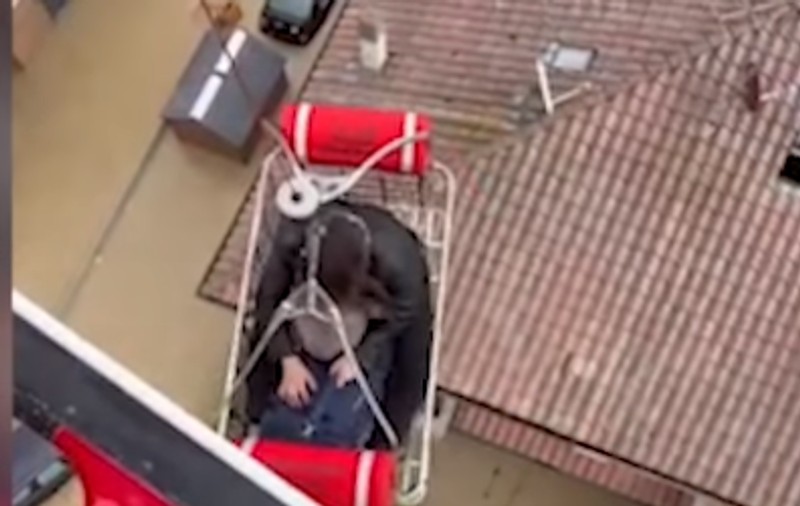 Gravidă care trebuia să nască, dar nu putea ajunge la spital din cauză că era blocată în casa înconjurată de apă, salvată cu elicopterul, la Ravenna