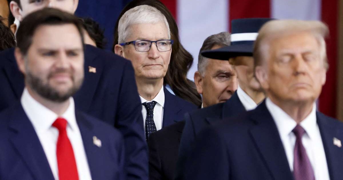 Tim Cook, JD Vance și Donald Trump, în cadrul unei adunări oficiale.