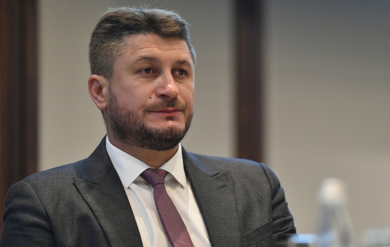 INTERCEPTĂRI. Doi directori se chinuie să scape de două funcționare incomode pentru PNL: „Cât îi dăm? Cum motivăm?”