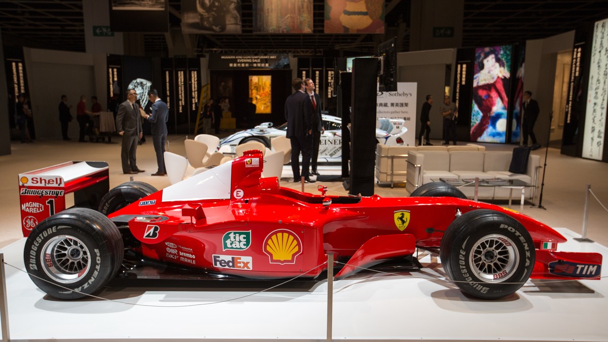 Monopostul Ferrari F2001, expus înaintea unei licitații. (FOTO: EPA)