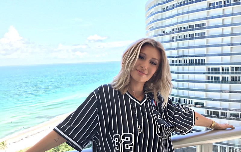 FOTO EXCLUSIV/ Alina Eremia muncește și-n vacanță. A plecat la Miami să filmeze clip, dar și să-și cumpere ținute