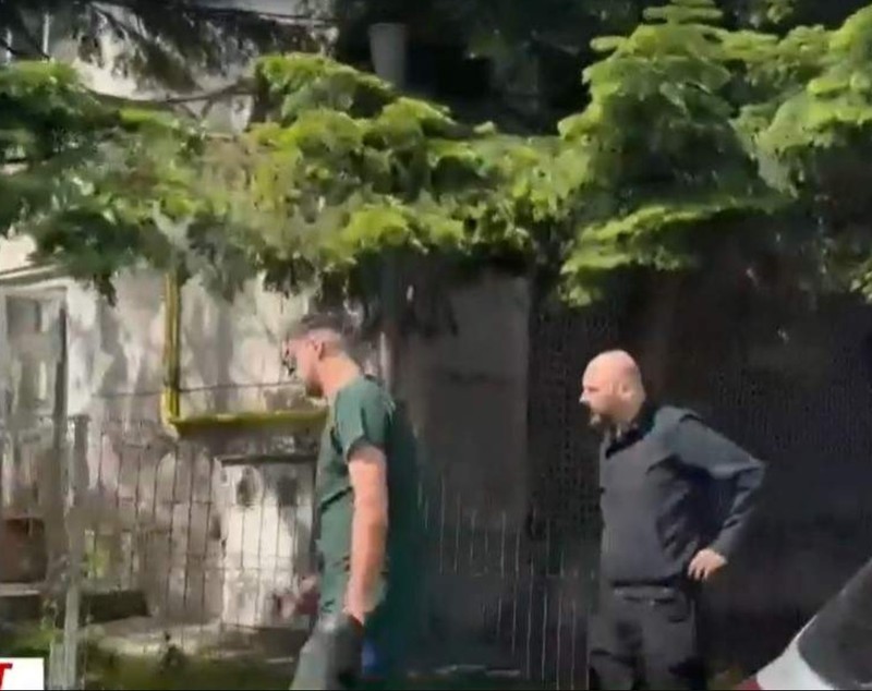 Primele imagini cu Alex Marcu după moartea Teodorei Marcu. Îmbrăcat în negru, el a mers la morgă pentru a ridica trupul neînsuflețit al soției