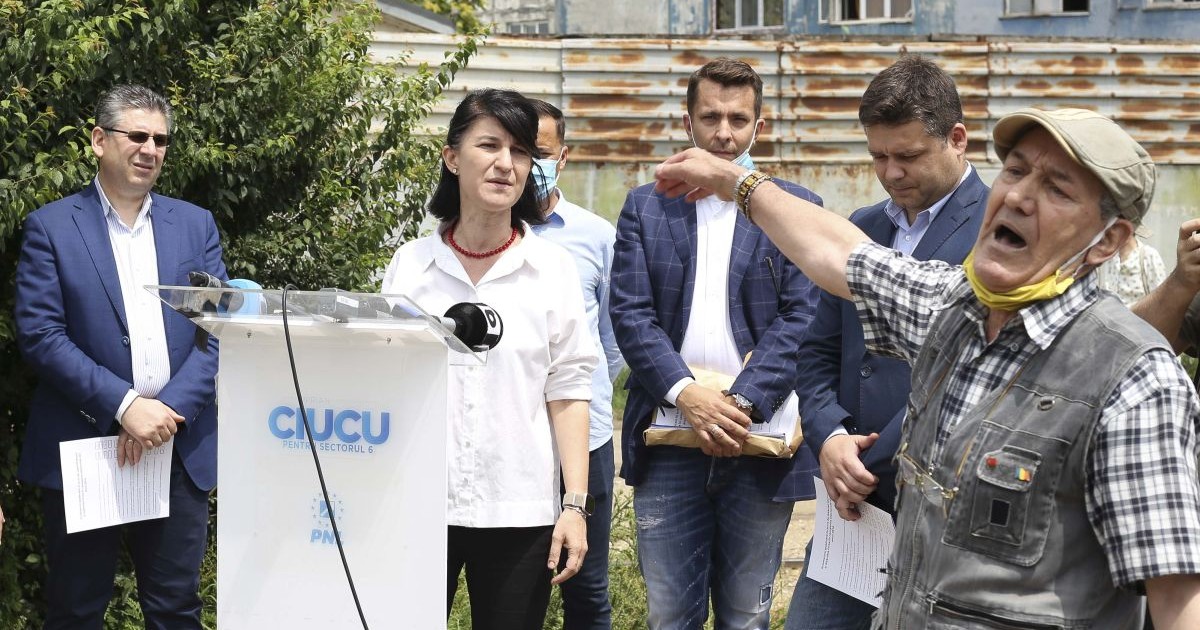 Conferința liberalilor, întrerupă de un pensionar FOTO: Inquam Photos / Sabin Cirstoveanu