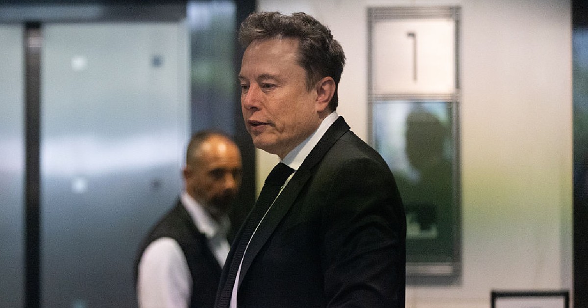 Elon Musk sosește la tribunal pentru procesul intentat împotriva OpenAI, la Clădirea Federală Ronald V. Dellums, pe 28 aprilie 2026, în Oakland, California.