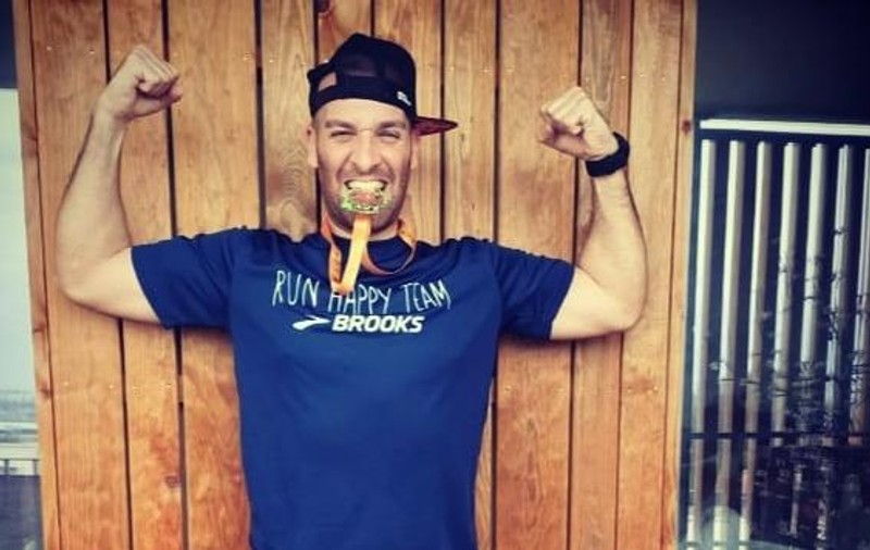 VIDEO | Un francez aflat în izolare a alergat distanța maratonului în balcon
