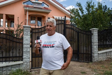 Toma Căşuneanu, candidatul USR, în faţa casei sale