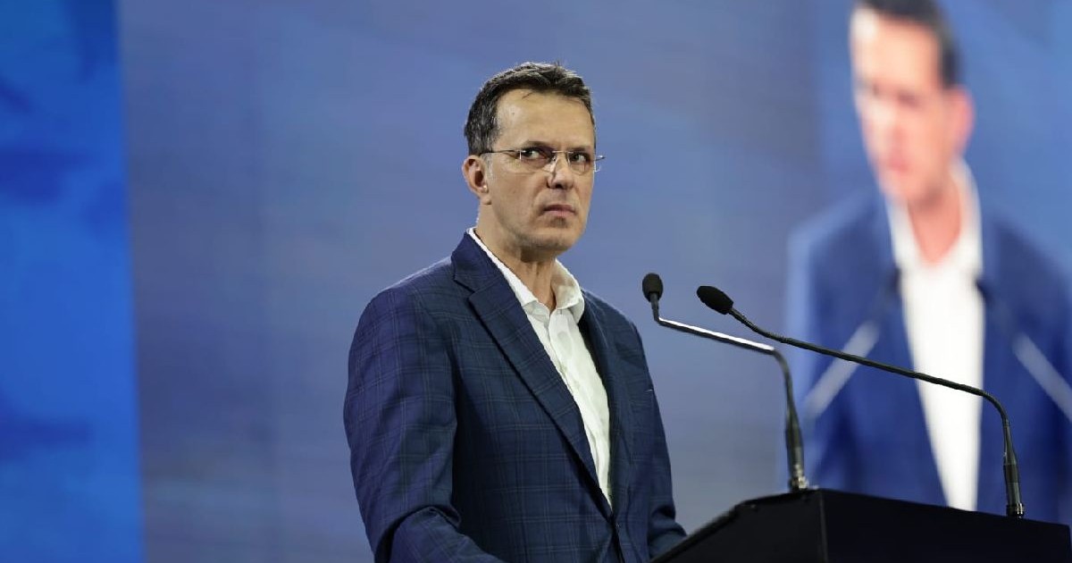 Ionuț Moșteanu, îmbrăcat într-un sacou bleumarin și o cămașă albă, fotografiat ușor din profil, în timp ce stă la un pupitru în cadrul Congresului PNL, 12 iulie 2025