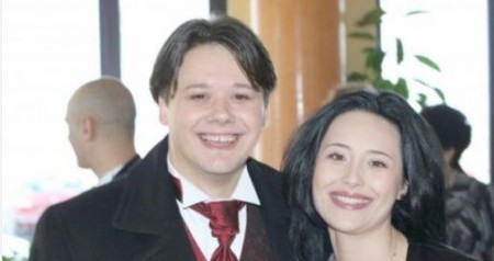 Fuego a trăit o frumoasă poveste de dragoste cu o tânără pe nume Ana Maria Ciaușu, despre care se spune că a fost prima lui iubire. Povestea de iubire dintre Fuego și Ana maria Ciaușu nu a rezistat probei timpului și cei doi au ajuns la despărțire în anul 2007, la scurtă vreme după ce tânăra a pierdut o sarcină. cei doi au fost împreună timp de patru ani, iar Ana maria Ciaușu a fost singura femeie cu care artistul s-a afișat în public. Înainte de tragedia piederii copilului, Fiego și Anamaria Ciaușu avea, se pare, chiar planuri de căsătorie, nașa de cununie a acestora trebuind să fie nimeni alta decât interpreta de muzică populară Irina Loghin, cea alături de care Fuego a cântat în numeroase rânduri și de care îl leagă o relație aparte. După despărţirea de cântăreţ, Ana Maria Ciauşu s-a implicat activ în politică, ajungâns să fie numită şefă de cabinet a prefectului de Olt. În iunie 2016, bruneta s-a numărat printre consilierii locali ai Slatinei din partea PNL, cochetând chiar cu ideea de a deveni primar al municipiului. FOTO: bzb.ro și gazetanoua.ro Fuego a trăit o frumoasă poveste de dragoste cu o tânără pe nume Ana Maria Ciaușu, despre care se spune că a fost prima lui iubire. Povestea de iubire dintre Fuego și Ana maria Ciaușu nu a rezistat probei timpului și cei doi au ajuns la despărțire în anul 2007, la scurtă vreme după ce tânăra a pierdut o sarcină. cei doi au fost împreună timp de patru ani, iar Ana maria Ciaușu a fost singura femeie cu care artistul s-a afișat în public. Înainte de tragedia piederii copilului, Fiego și Anamaria Ciaușu avea, se pare, chiar planuri de căsătorie, nașa de cununie a acestora trebuind să fie nimeni alta decât interpreta de muzică populară Irina Loghin, cea alături de care Fuego a cântat în numeroase rânduri și de care îl leagă o relație aparte. După despărţirea de cântăreţ, Ana Maria Ciauşu s-a implicat activ în politică, ajungâns să fie numită şefă de cabinet a prefectului de Olt. În iunie 2016, bruneta s-a numărat printre consilierii locali ai Slatinei din partea PNL, cochetând chiar cu ideea de a deveni primar al municipiului. FOTO: bzb.ro și gazetanoua.ro
