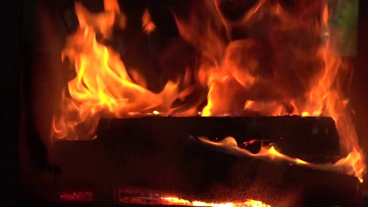 O femeie a murit într-un incendiu pe care l-a provocat încercând să aprindă focul
