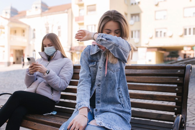 Deși spitalele sunt pline de bolnavi de coronavirus, unii oameni continuă să sfideze regulile în detrimentul celor din jur. Foto; 123rf