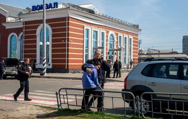 Mărturii ale supraviețuitorilor atacului din gara Kramatorsk. „Am văzut cadavre peste tot”