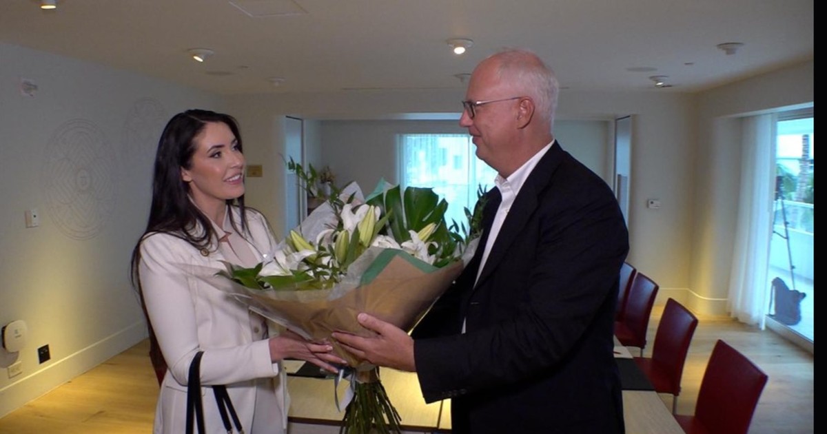 Anna Paulina Luna, „curtată” de Vladimir Putin prin intermediul emisarului său cu flori și bomboane Captură X @kadmitriev