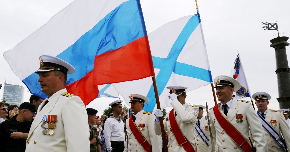 Marinari ruși defilează pe străzile din Sankt Petersburg de Ziua Marinei, iulie 2015