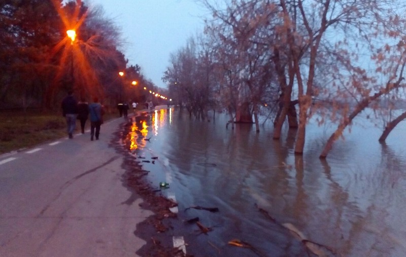 Dunărea, pe cale să treacă peste cota de inundații la Galați. La Şantierul Naval Damen se pun saci cu nisip pentru protejarea halelor/ FOTO