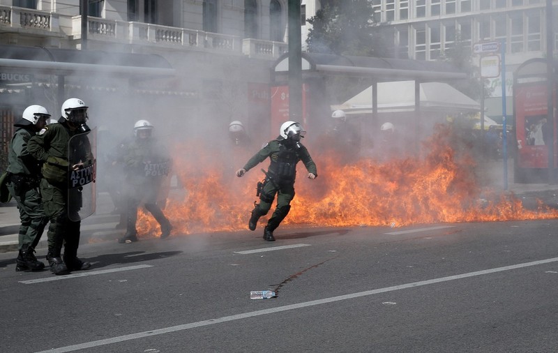 Noi proteste violente la Atena, după catastrofa feroviară. Premierul grec, scuze către popor: „Nu ar trebui să ne ascundem în spatele erorilor umane”