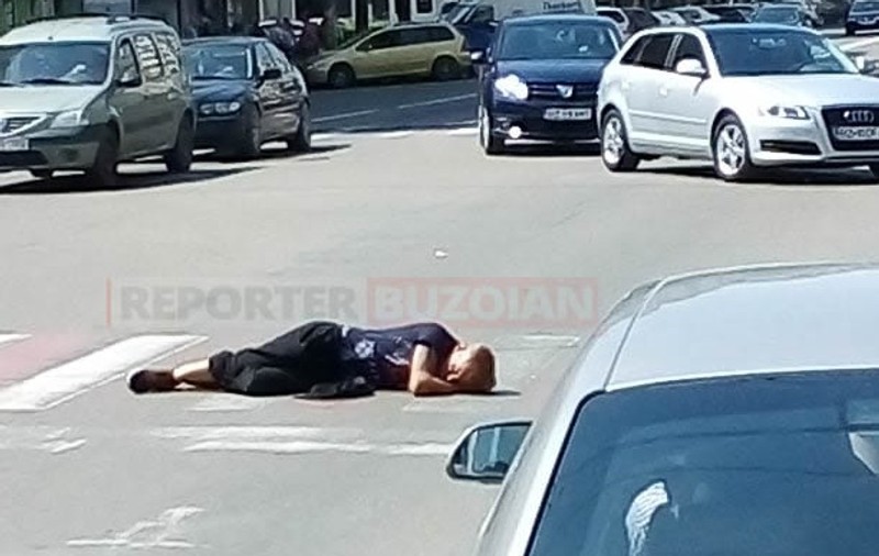 Un buzoian s-a culcat în mijlocul străzii. Scena incredibilă a avut loc pe principala arteră a orașului!