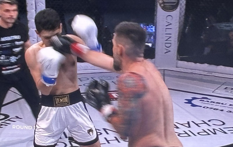 Români care simt că trăiesc prin durere: „Bă, n-o mai mermeliți! Dă-i sângele!”. Reportaj de la Box, MMA și Kempo