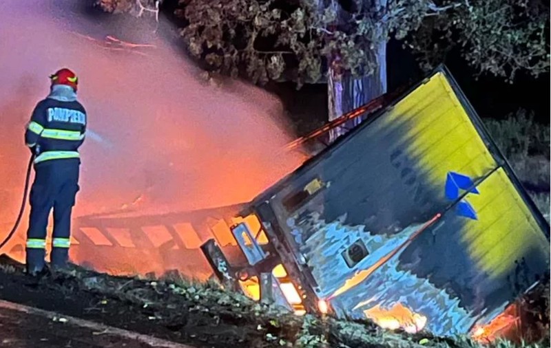 O mașină a lovit un TIR, care a luat foc, apoi a fost proiectată într-o autoutilitară. O persoană a murit și alte patru au fost rănite