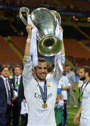 epa05334955 Real's Gareth Bale lifts the trophy after winning the UEFA Champions League Final between Real Madrid and Atletico Madrid at the Giuseppe Meazza stadium in Milan, Italy, 28 May 2016. EPA/PETER POWELL