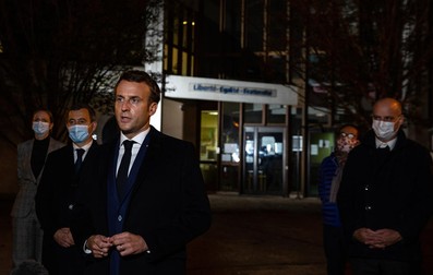 Președintele Macron a ajuns la Conflans-Sainte-Honorine (Foto EPA)