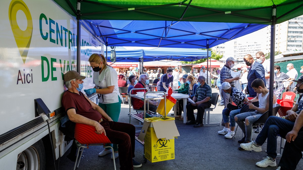 Aproape 100 de oameni s-au vaccinat în primele trei ore la centrul din Piața Obor