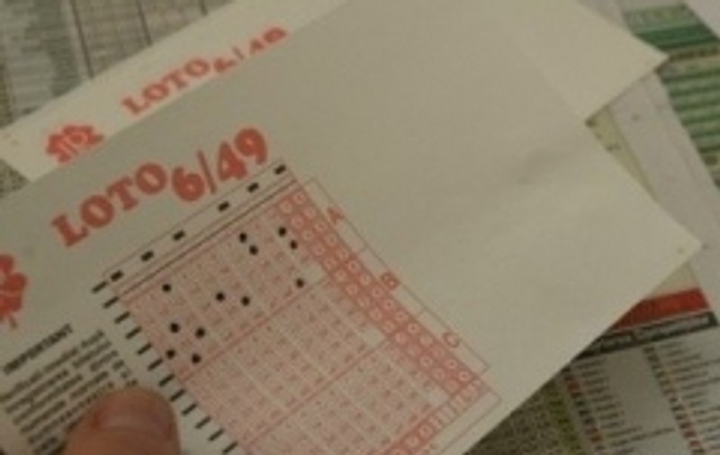 Premiul la Loto, împărţit de 15 prieteni