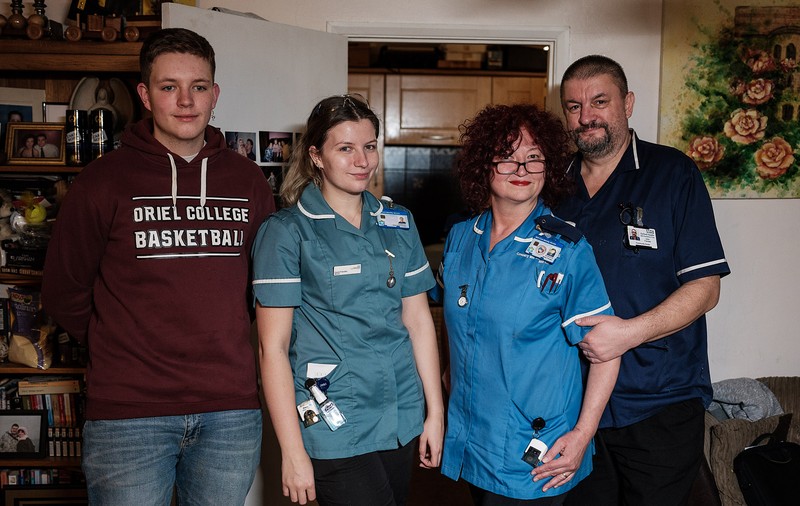 Istoria unei familii de români care lucrează în sistemul medical britanic: „Expresia aia «De ce-ai plecat?» «De foame!» e adevărată. Am plecat de foame”
