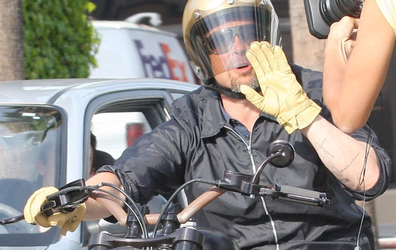 Brad Pitt, implicat într-un accident de motocicletă 