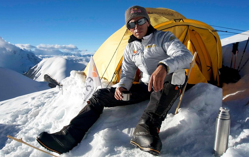Rusul Valeri Rozov s-a aruncat de la 7.700 de metri înălțime din Masivul Himalaya, întrecând recordul stabilit tot de el în 2013