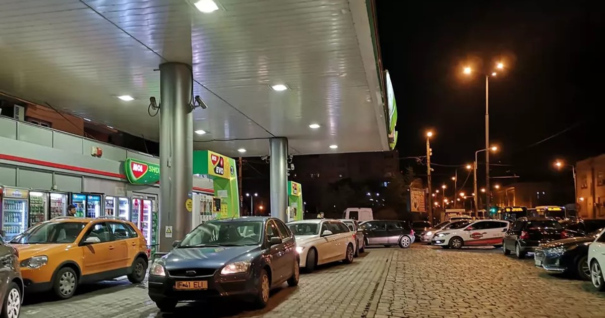 VIDEO Cât costă benzina azi, după o noapte de panică și cozi în urma zvonurilor legate de o scumpire de câțiva lei pe litru